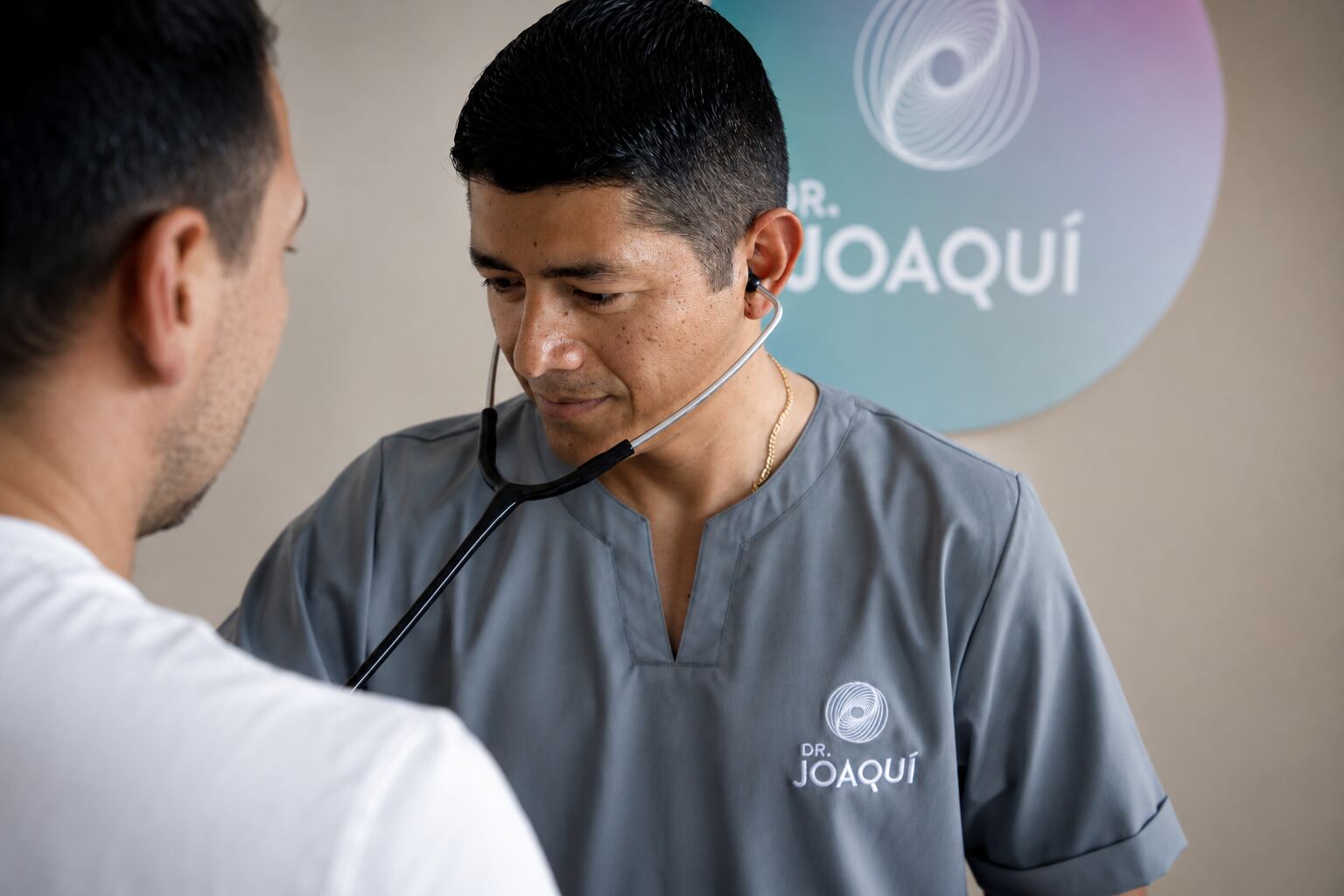 Dr. William Joaquí evaluating a patient